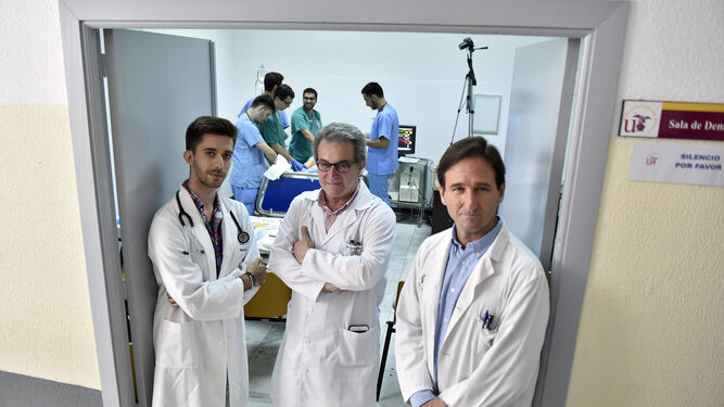 Gonzalo Tena, estudiante de Medicina; junto a los profesores Manuel Sobrino y Andrés Rodríguez-Sacristán.