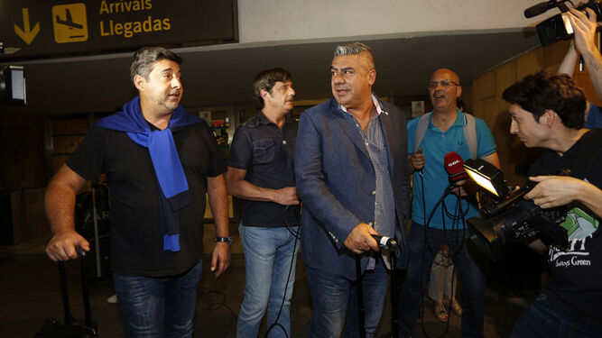 Daniel Angelici, vicepresidente, y Claudio Tapia, presidente de la AFA, a su llegada a San Pablo en la tarde noche de ayer.