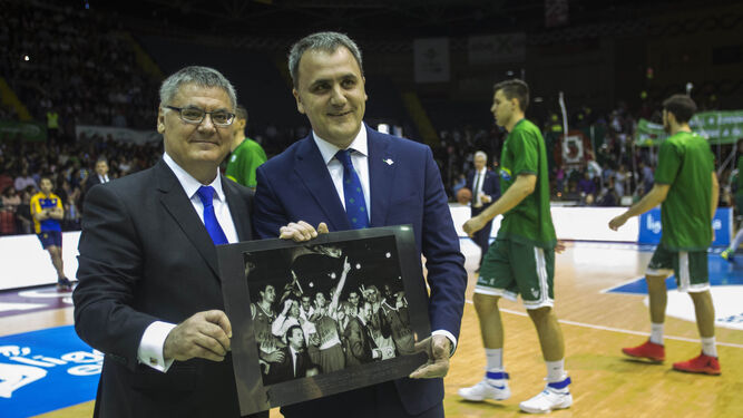Francsico Roca, presidente de la ACB, junto a Fernando Moral, presidente bético, en una visita a San Pablo.