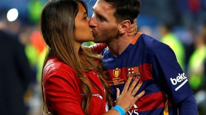 Messi besa a su novia
