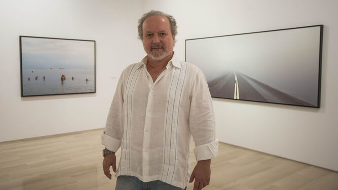 El fotógrafo almeriense José María Mellado, ante dos de sus fotografías en la Casa de la Provincia.