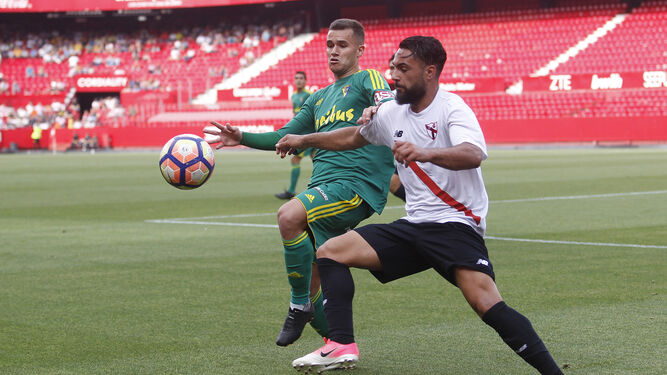 Un lance del partido Sevilla Atlético-Cádiz