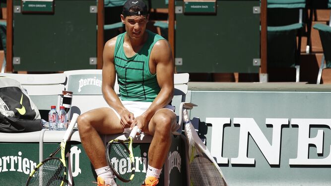 Rafa Nadal descansa en el transcurso de un entrenamiento previo al inicio de Roland Garros.