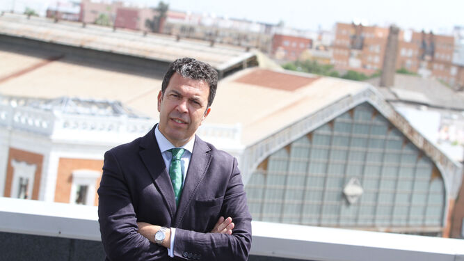 Ricardo Villena, en la terraza de la Agencia Tributaria de Sevilla.