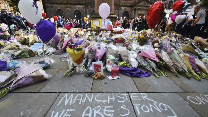 Flores y mensajes dejados por los ciudadanos en la plaza de Santa Ana en memoria de las víctimas del atentado contra el Manchester  Arena.
