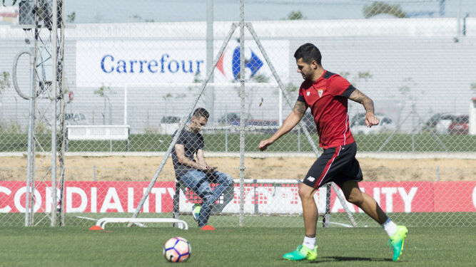 Vitolo se ejercita en la ciudad deportiva en uno de los últimos entrenamientos del Sevilla.
