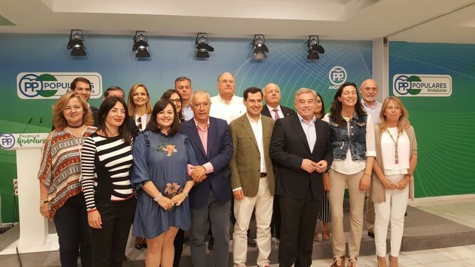 Los senadores andaluces que integran el grupo territorial posan ayer en Sevilla.