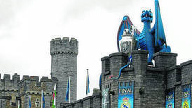 El dragón del Castillo de Cardiff custodia una réplica de la Copa de Europa.