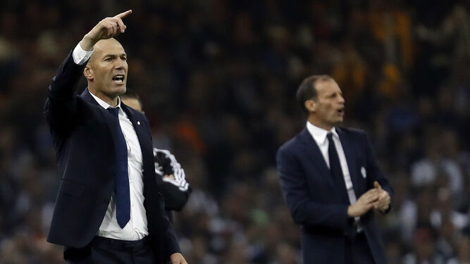 Zidane realiza indicaciones con Allegri al fondo.