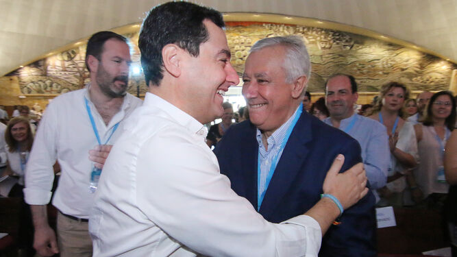 Juanma Moreno y Javier Arenas se saludan ayer en Córdoba durante el Congreso del PP provincial.