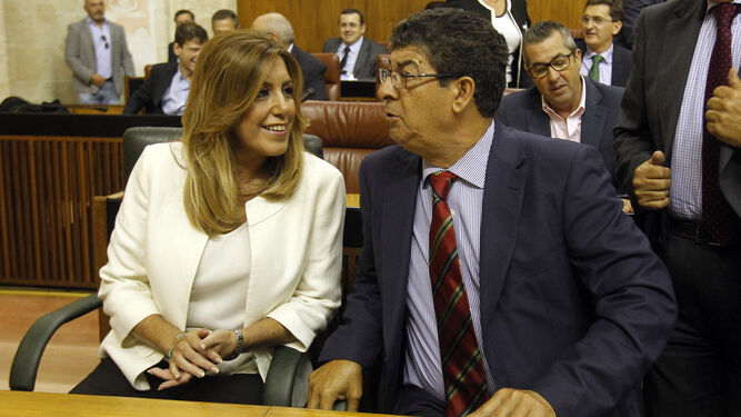 Susana  Díaz  conversa con Diego  Valderas, en el parlamento andaluz.