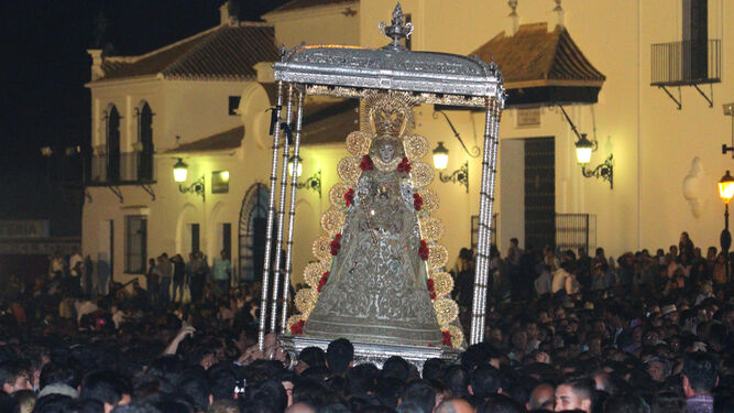 La Blanca Paloma en su salida, cerca de la Puerta de las Marismas, donde le acompañaban miles de personas.