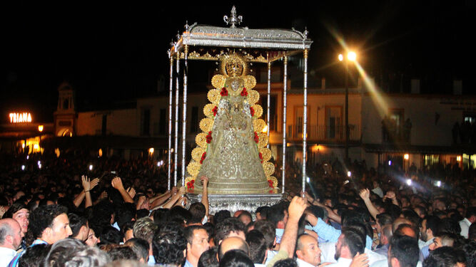 La Virgen pasea a hombros de los almonteños.