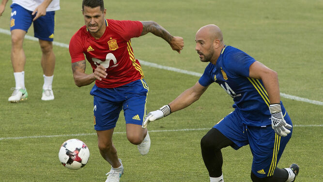 Vitolo, con Diego Costa a su derecha en la selección española.