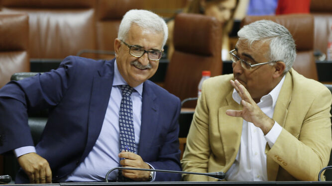 Manuel Jiménez Barrios y Antonio Ramírez de Arellano ayer en el Parlamento.