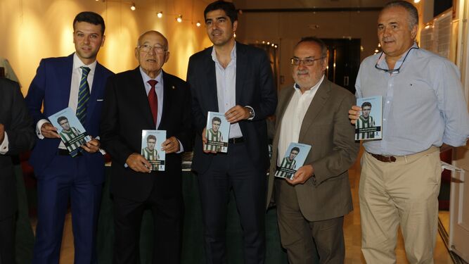 El escritor Ricardo Hurtado Simó y Ángel Haro acompañan a Luis del Sol en la presentación de su biografía.