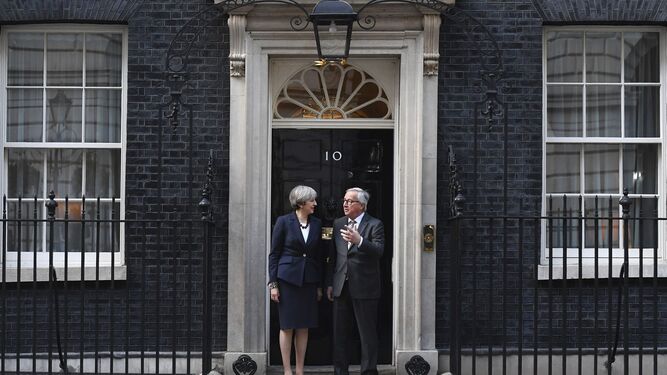 Theresa May y Jean-Claude Juncker, en Downing Street el pasado 26 de abril.