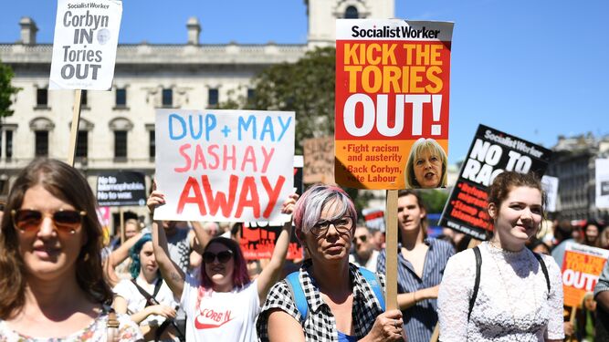 Decenas de manifestantes piden ante el Parlamento británico la marcha de Theresa May.