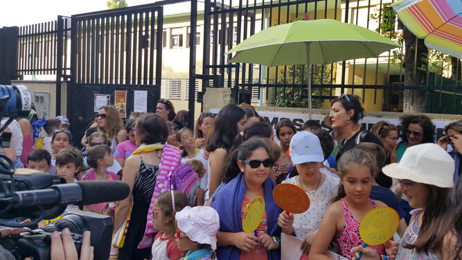 Los padres organizaron hace pocos días una concentración a la que sus hijos acudieron en bañador para protestar por el calor que se sufre en las aulas.