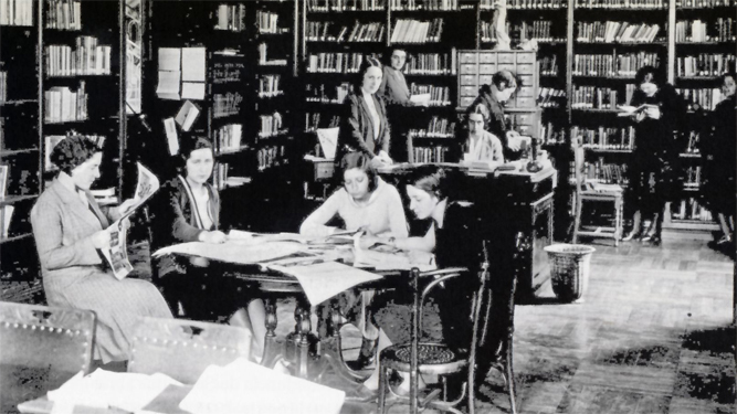 Estudiantes en la biblioteca de la Residencia de Señoritas.