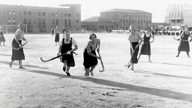 Partido de hockey entre el equipo de la Residencia de Señoritas y el del Club de Campo de Madrid, delante de los edificios de la Residencia de Estudiantes, año 1933.