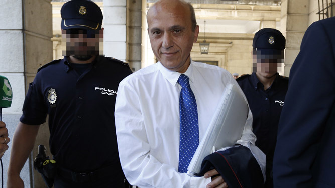 José María del  Nido, a su salida de los Juzgados, escoltado por la Policía Nacional.
