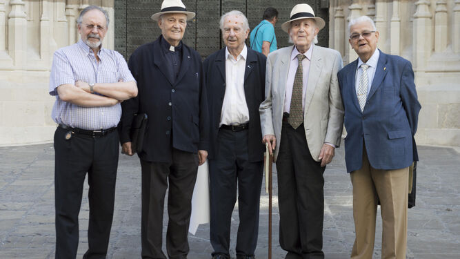 De izquierda a derecha, Manuel Moreno, Ulpiano Pacho, Pedro Ybarra, Jacinto Maqueda y José Márquez,  junto a la puerta de San Miguel.