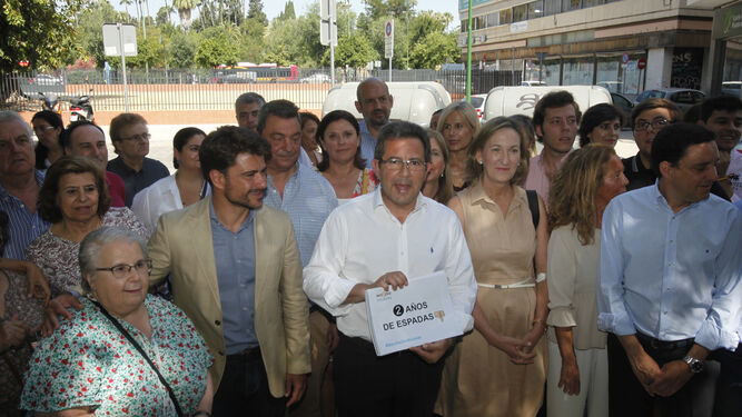 Díaz, arropado por sus concejales y miembros del PP.