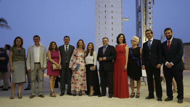 Mercedes Molina, presidenta de Autismo Sevilla (vestido de flores) recibe a los invitados de la Gala Benéfica, entre los que se encuentra el alcalde, Juan Espadas.