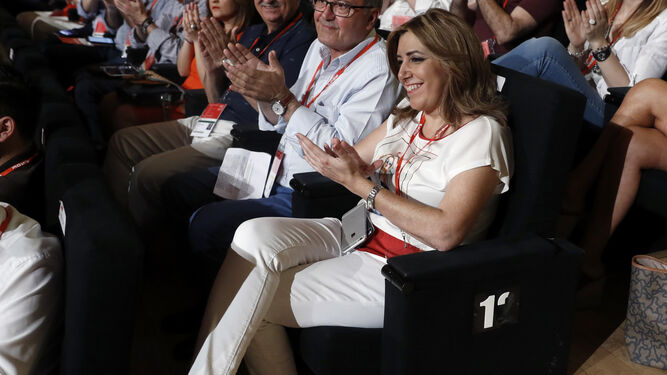 Susana Díaz aplaude durante un momento del Congreso