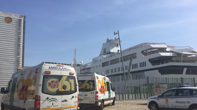 Dos ambulancias de 061, en la terminal de cruceros del Muelle de las Delicias