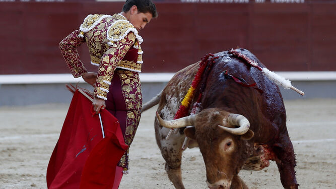El matador de toros jerezano Ginés Marín, en un remate al tercer toro.