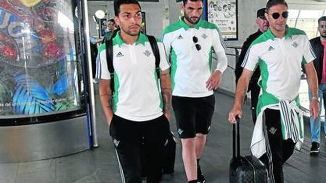 Petros, con Adán y Joaquín a la llegada a Sevilla después de un encuentro a domicilio de la última temporada.