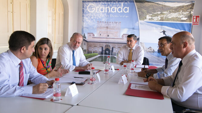 El presidente de la Diputación de Sevilla con algunos de sus homólogos andaluces, ayer en Granada.