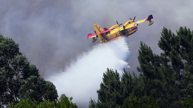 Un avión suelta su carga sobre el incendio de Portugal.