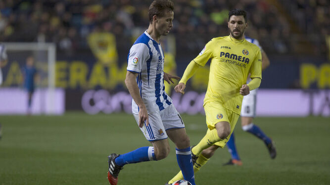 Sergio Canales conduce con la pelota en un partido con la Real Sociedad ante el Villarreal de la pasada temporada.