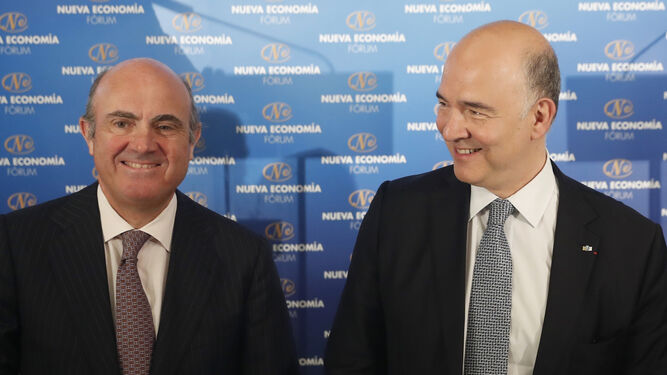 El ministro de Economía, Luis de Guindos, y el comisario europeo de Asuntos Económicos y Financieros, Pierre Moscovici, ayer en Madrid.
