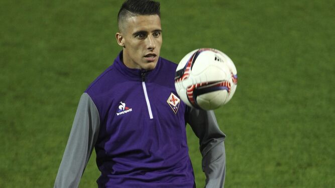Tello realiza ejercicios de calentamiento con el balón en el descanso de un encuentro de la Fiorentina de esta última temporada.