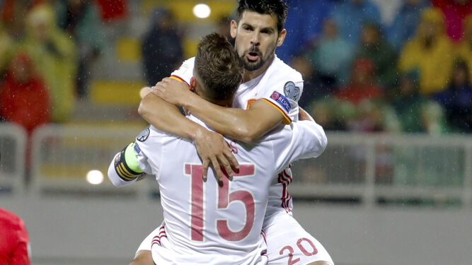 Nolito celebra con Sergio Ramos su gol con la selección española en Albania.