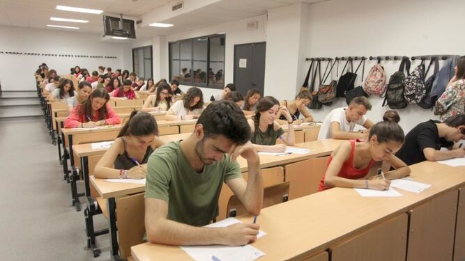 Alumnos realizando las pruebas de acceso a la universidad. / US