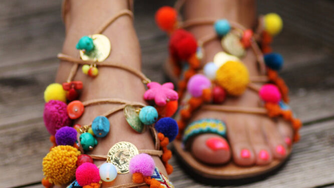Las sandalias romanas este año se aderezan con borlones de colores.
