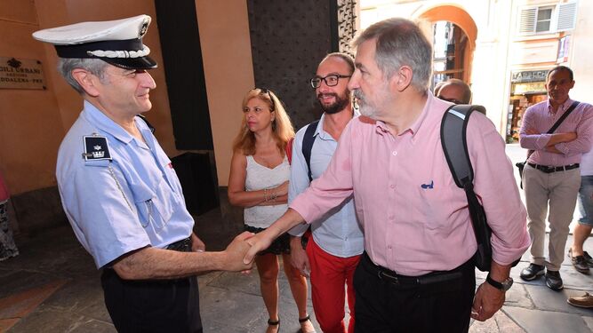 El nuevo alcalde de Génova, el conservador Marco Bucci, saluda a un policía local ayer a su llegada al Ayuntamiento.