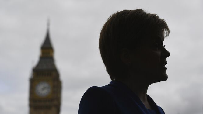 Sturgeon, ministra principal escocesa, en Londres con el Big Ben al fondo.