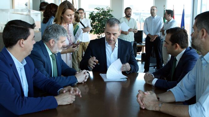 Firma del convenio entre la Junta y el Ayuntamiento de Écija para rehabilitar las Casas Consistoriales.