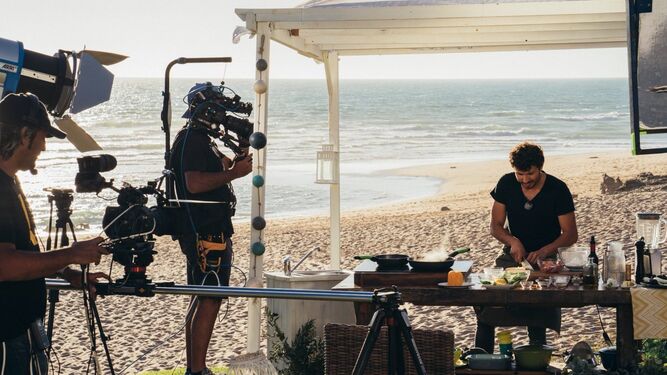 Set de rodaje del nuevo programa 'Aires de Cádiz', con la playa de Zahara de los Atunes de fondo.