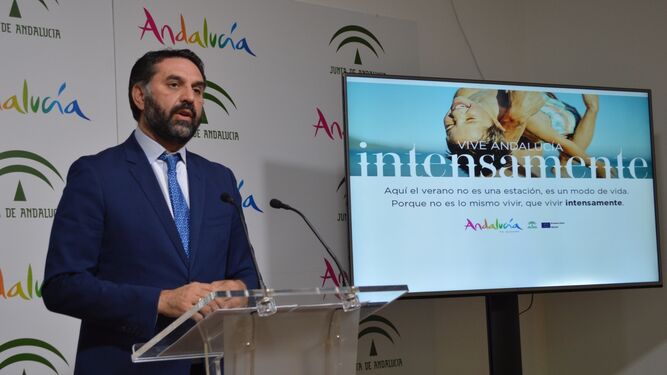 Francisco Javier Fernández, ayer, en la sede de Turismo Andaluz.