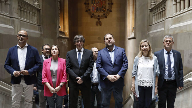 Puigdemont y otros altos cargos catalanes, momentos antes del acto de compromiso con el referéndum