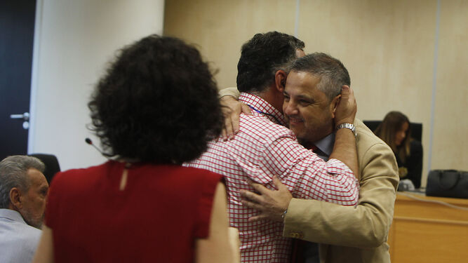 El ex director de Mercasevilla Fernando Mellet abraza a una persona tras conocer la sentencia absolutoria.