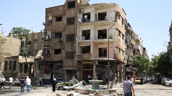 Uno de los edificios afectados por la explosión de tres coches-bomba ayer en Damasco.