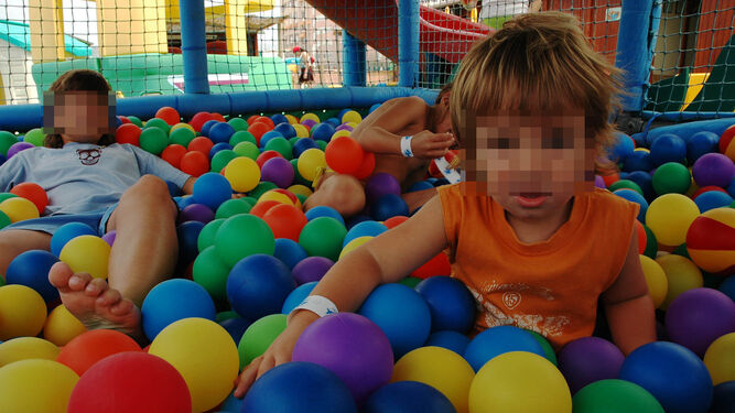 Una imagen de archivo de niños en un parque de bolas.